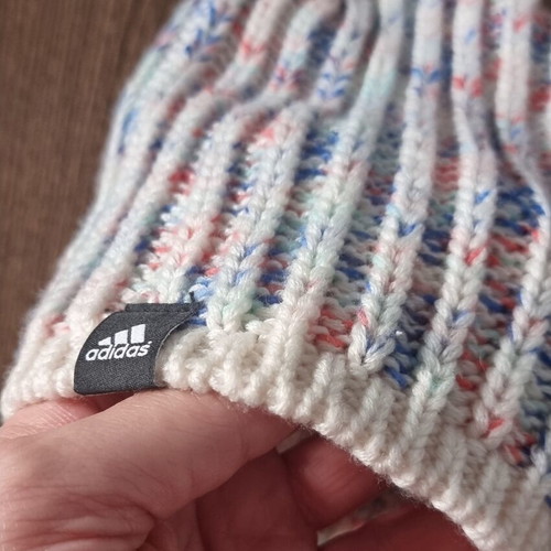 Adidas beanie one size like new, multicolor