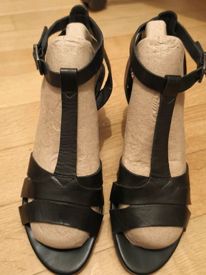 Vagabond leather sandals heels size 39 like new, black