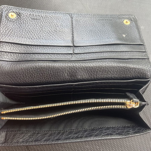 Prada wallet used, authentic, very good condition
