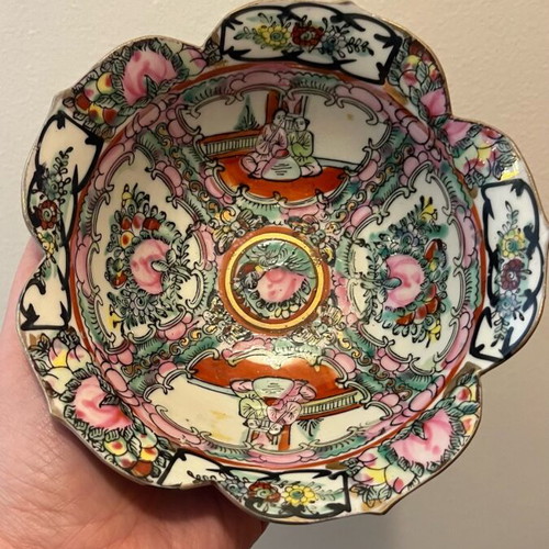 Japanese hand painted Rose Medallion porcelainware bowl like new