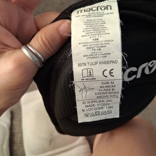 Macron Tulip Kneepad pair like new, black, medium size