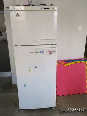 Bosch refrigerator like new in excellent condition