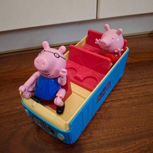 Αυτοκίνητο Peppa Pig μεταχειρισμένο με 2 φιγούρες, 20x10 εκ