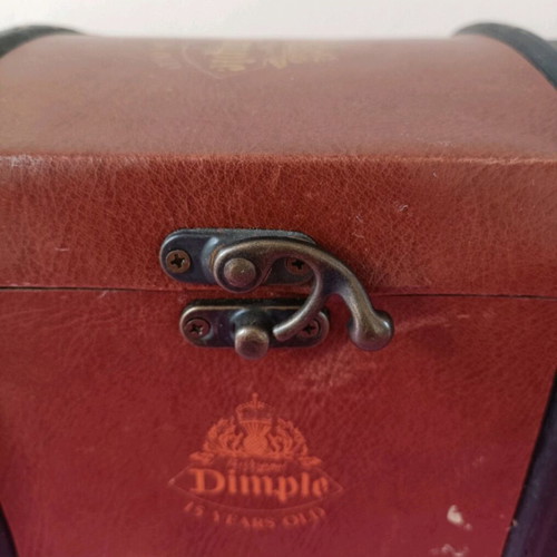 Dimple wooden trunk used with leather details