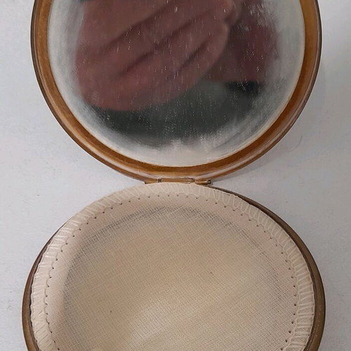 Vintage powder box used with mirror, origin England