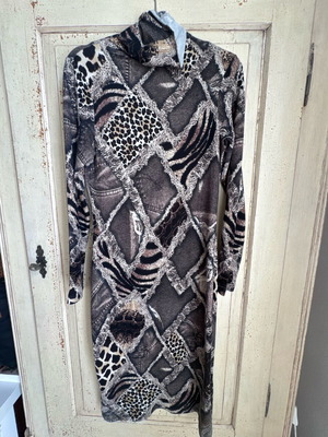 Animal print midi dress Vedora like new with turtleneck and long sleeves