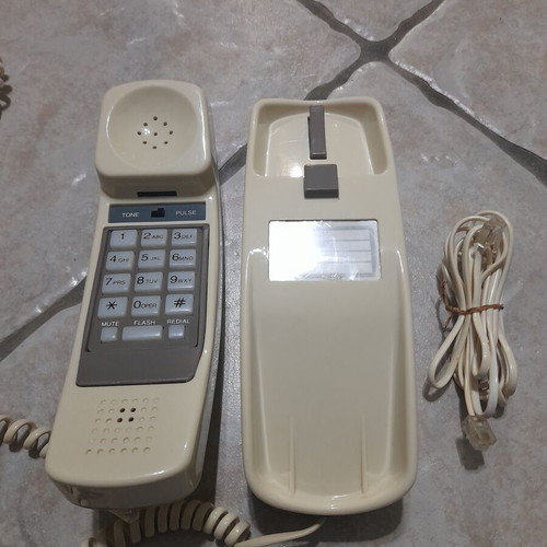 Wired home phones set of 4 like new, wall or desk mount