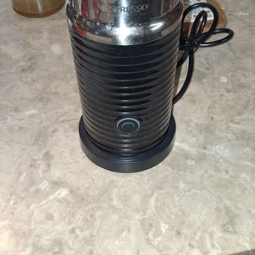 DeLonghi Inissia Nespresso capsule coffee machine with milk frother