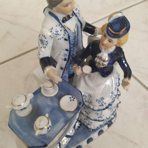 Vintage table clock with couple collectible decorative figurine like new
