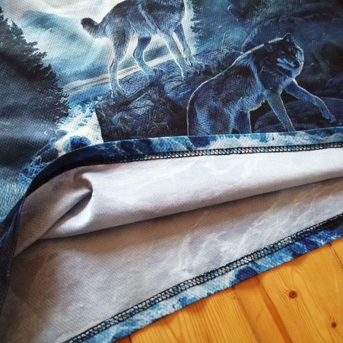 Men's T-shirt with howling wolves print, size M