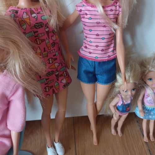 Barbie beauty studio with 4 dolls and dog, used
