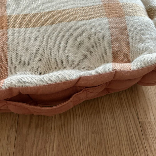 Pillow like new, in very good condition