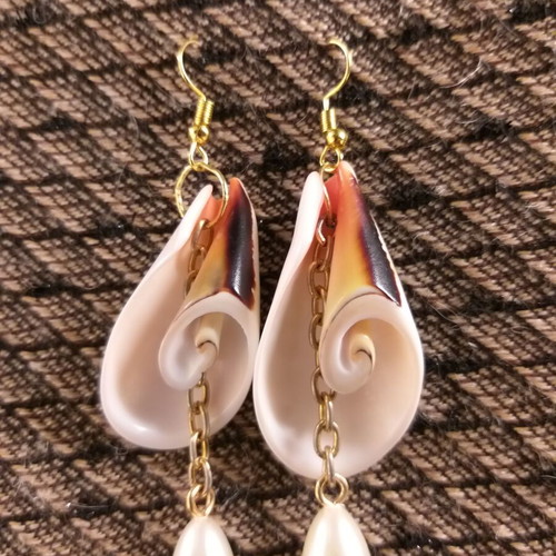 Earrings with spiral shell and pearl