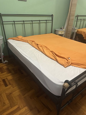 Κρεβάτι με στρώμα μεταχειρισμένο, διαστάσεις 2,15x1,80 μ, στρώμα 2x1,70 μ