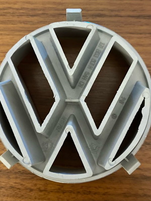 VW Passat преден емблем нов