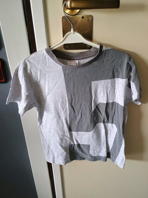T-shirt used for 6-year-old boy, gray, size 116 cm