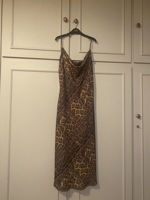 BSB Collection Leopard Dress like new, brown with side slit and straps