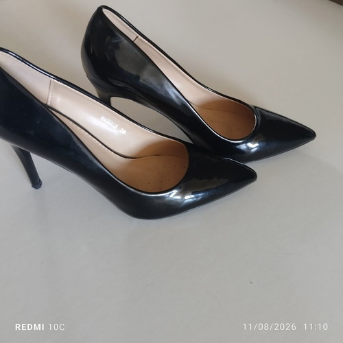 Patent leather pumps like new, size 38, black