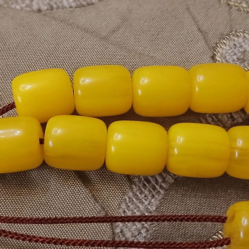 Bakelite Mastic Worry Beads used, 1960s, 18 beads