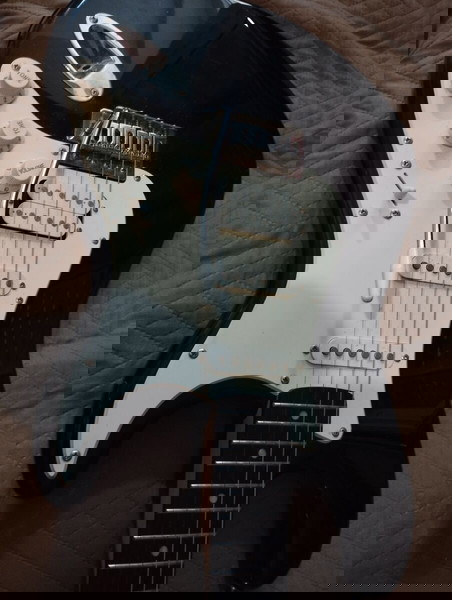 Πωλείτε κιθάρα ηλεκτρική Fender
