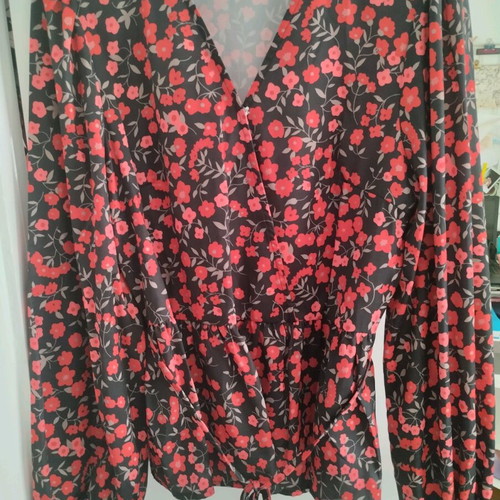 Floral wrap blouse Shein like new, size M, black and red