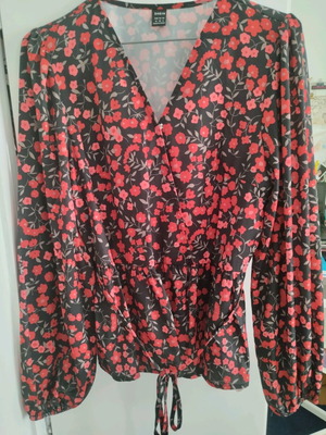 Floral wrap blouse Shein like new, size M, black and red