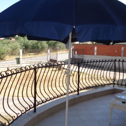 Umbrella with cement base like new, diameter 2.40m