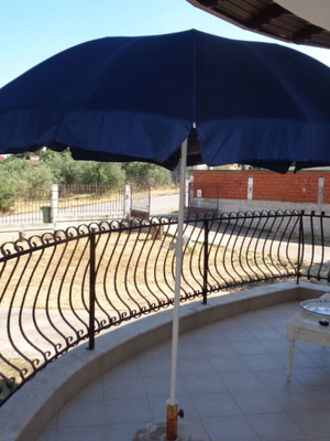 Umbrella with cement base like new, diameter 2.40m