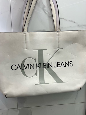 Τσάντα ώμου Calvin Klein Jeans σε καλή κατάσταση, άσπρη