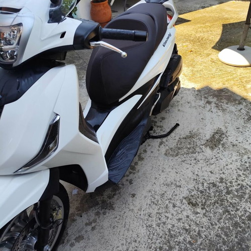 Piaggio Beverly 400 scooter, white, 400 cc, automatic
