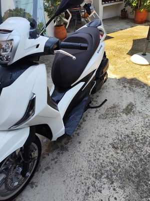 Piaggio Beverly 400 scooter, white, 400 cc, automatic