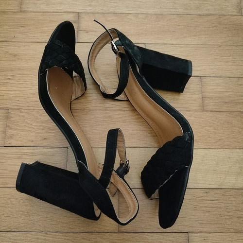 Bestelle Black Suede Sandals Size 39 Like New