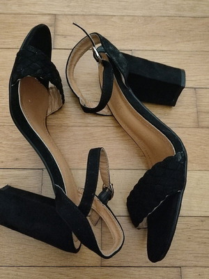Bestelle Black Suede Sandals Size 39 Like New