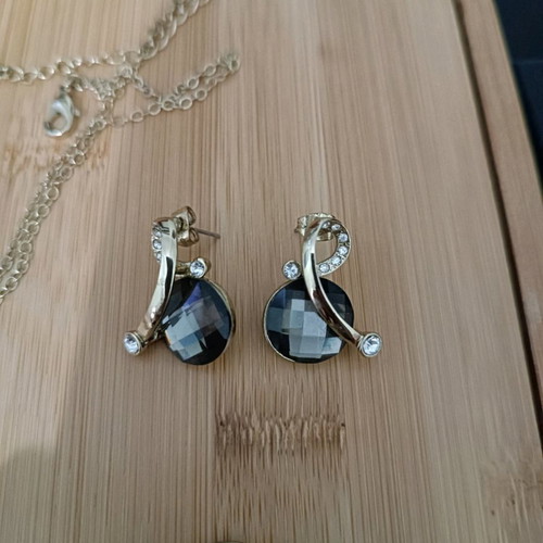 Oriflame necklace, earrings and ring set size 17 new