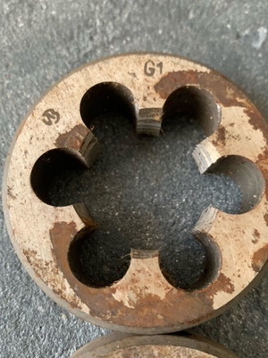 Pipe threading die set like new, 2 pieces