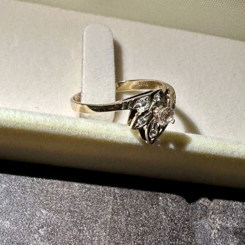 Gold K14 ring with zircon stones like new
