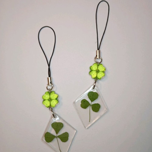 Lucky 13 keychain with resin and real clovers like new, multicolor green