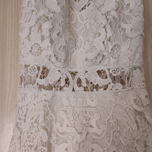Lace dress with back opening like new, size M