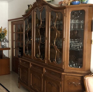 Βιτρίνα σκαλιστή από καρυδιά