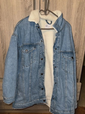 Τζιν μπουφάν Bershka oversized με γούνα, σαν καινούργιο, μέγεθος M