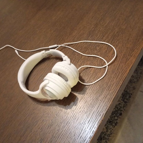 Wired headphones like new, white with pause button