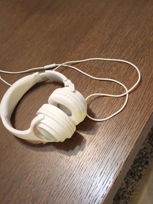Wired white headphones with pause button, like new