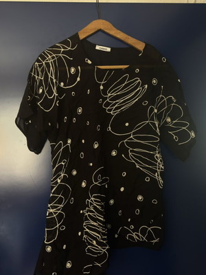 Women's Black and White Asymmetric Short-Sleeve Blouse like new, size M