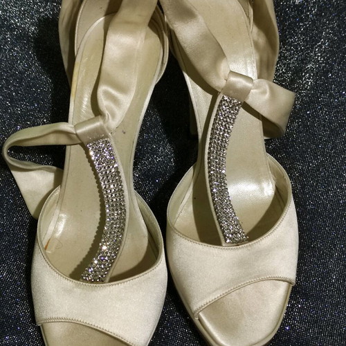 Nak sandals used with satin texture and rhinestones size 35 white and silver
