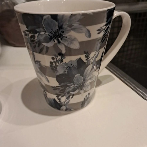 Set of 4 mugs with vintage design like new