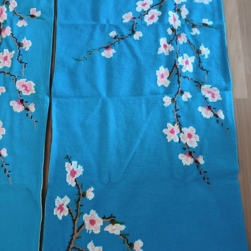 Decorative handmade rugs used, wall mats with slight size and color variation