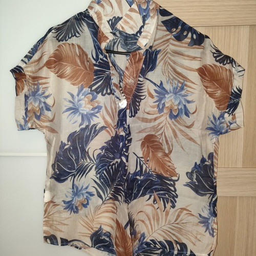 T-shirt multicolor size M like new