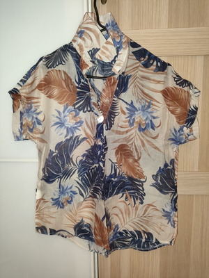 T-shirt multicolor size M like new