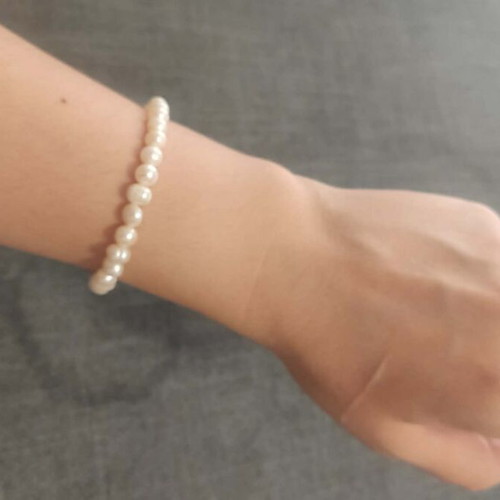 Classic bracelet with white natural freshwater pearls