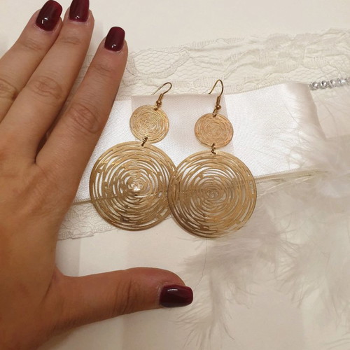 Earrings gold tone very light, large and beautiful